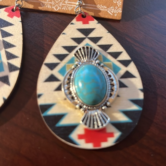 Western tear drop wooden earrings - Picture 3 of 5